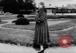 Standbild Französisch für Mode von 1953 Paris Frankreich, 1953, aus Sekunde 55 historischem Filmmaterial Videoclip 65675041651