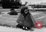 Standbild Französisch für Mode von 1953 Paris Frankreich, 1953, aus Sekunde 57 historischem Filmmaterial Videoclip 65675041651