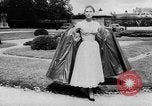 Standbild Französisch für Mode von 1953 Paris Frankreich, 1953, aus Sekunde 58 historischem Filmmaterial Videoclip 65675041651