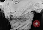 Standbild Französisch für Mode von 1953 Paris Frankreich, 1953, aus Sekunde 60 historischem Filmmaterial Videoclip 65675041651