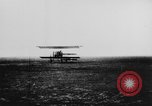 Standbild Glenn Curtiss Reims Frankreich, 1909, aus Sekunde 14 historischem Filmmaterial Videoclip 65675041653