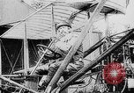 Standbild Glenn Curtiss Reims Frankreich, 1909, aus Sekunde 25 historischem Filmmaterial Videoclip 65675041653