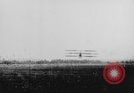Standbild Glenn Curtiss Reims Frankreich, 1909, aus Sekunde 28 historischem Filmmaterial Videoclip 65675041653