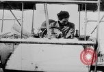 Standbild Glenn Curtiss Frankreich, 1910, aus Sekunde 25 historischem Filmmaterial Videoclip 65675041654