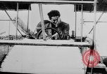 Standbild Glenn Curtiss Frankreich, 1910, aus Sekunde 27 historischem Filmmaterial Videoclip 65675041654