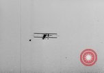 Standbild Glenn Curtiss Frankreich, 1910, aus Sekunde 53 historischem Filmmaterial Videoclip 65675041654