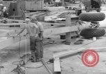 Immagine di B-29 sollevato al campo del Nord Guam, 1945, secondo 43 filmato di repertorio 65675041657