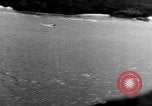Immagine di Costruttiva PBY Catalina va in crash durante il salvataggio Air-Sea Celebes Paesi Bassi Indie Orientali, 1945, secondo 25 filmato di repertorio 65675041658
