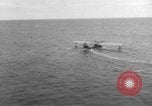 Immagine di Costruttiva PBY Catalina va in crash durante il salvataggio Air-Sea Celebes Paesi Bassi Indie Orientali, 1945, secondo 28 filmato di repertorio 65675041658