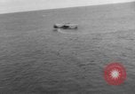 Immagine di Costruttiva PBY Catalina va in crash durante il salvataggio Air-Sea Celebes Paesi Bassi Indie Orientali, 1945, secondo 29 filmato di repertorio 65675041658