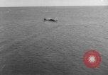 Immagine di Costruttiva PBY Catalina va in crash durante il salvataggio Air-Sea Celebes Paesi Bassi Indie Orientali, 1945, secondo 30 filmato di repertorio 65675041658