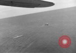 Immagine di Costruttiva PBY Catalina va in crash durante il salvataggio Air-Sea Celebes Paesi Bassi Indie Orientali, 1945, secondo 35 filmato di repertorio 65675041658