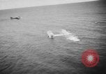 Immagine di Costruttiva PBY Catalina va in crash durante il salvataggio Air-Sea Celebes Paesi Bassi Indie Orientali, 1945, secondo 40 filmato di repertorio 65675041658