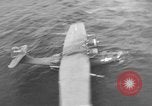 Immagine di Costruttiva PBY Catalina va in crash durante il salvataggio Air-Sea Celebes Paesi Bassi Indie Orientali, 1945, secondo 44 filmato di repertorio 65675041658