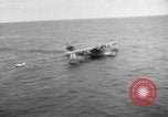 Immagine di Costruttiva PBY Catalina va in crash durante il salvataggio Air-Sea Celebes Paesi Bassi Indie Orientali, 1945, secondo 47 filmato di repertorio 65675041658