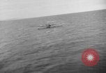 Immagine di Costruttiva PBY Catalina va in crash durante il salvataggio Air-Sea Celebes Paesi Bassi Indie Orientali, 1945, secondo 49 filmato di repertorio 65675041658