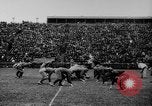 Standbild University of Michigan Football an der Fähre Feld Ann Arbor Michigan USA, 1917, aus Sekunde 15 historischem Filmmaterial Videoclip 65675041694