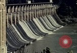 Standbild Vergleich der Wasserkraft und Kohle und Atomkraft Produktion United States USA, 1967, aus Sekunde 31 historischem Filmmaterial Videoclip 65675041723