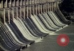 Standbild Vergleich der Wasserkraft und Kohle und Atomkraft Produktion United States USA, 1967, aus Sekunde 32 historischem Filmmaterial Videoclip 65675041723
