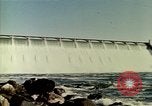 Standbild Vergleich der Wasserkraft und Kohle und Atomkraft Produktion United States USA, 1967, aus Sekunde 37 historischem Filmmaterial Videoclip 65675041723