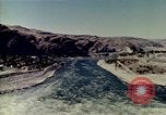 Standbild Vergleich der Wasserkraft und Kohle und Atomkraft Produktion United States USA, 1967, aus Sekunde 39 historischem Filmmaterial Videoclip 65675041723