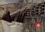 Standbild Vergleich der Wasserkraft und Kohle und Atomkraft Produktion United States USA, 1967, aus Sekunde 41 historischem Filmmaterial Videoclip 65675041723