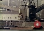 Standbild Vergleich der Wasserkraft und Kohle und Atomkraft Produktion United States USA, 1967, aus Sekunde 62 historischem Filmmaterial Videoclip 65675041723