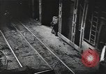 Standbild Stahlproduktion und Kinder in der High School Youngstown Ohio USA, 1944, aus Sekunde 5 historischem Filmmaterial Videoclip 65675041737