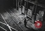 Standbild Stahlproduktion und Kinder in der High School Youngstown Ohio USA, 1944, aus Sekunde 16 historischem Filmmaterial Videoclip 65675041737