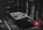 Standbild Stahlproduktion und Kinder in der High School Youngstown Ohio USA, 1944, aus Sekunde 33 historischem Filmmaterial Videoclip 65675041737