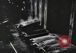 Standbild Stahlproduktion und Kinder in der High School Youngstown Ohio USA, 1944, aus Sekunde 35 historischem Filmmaterial Videoclip 65675041737