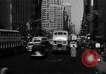 Standbild voll Fifth Avenue New York New York City USA, 1946, aus Sekunde 10 historischem Filmmaterial Videoclip 65675041739