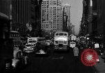 Standbild voll Fifth Avenue New York New York City USA, 1946, aus Sekunde 11 historischem Filmmaterial Videoclip 65675041739