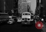 Standbild voll Fifth Avenue New York New York City USA, 1946, aus Sekunde 15 historischem Filmmaterial Videoclip 65675041739