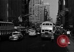 Standbild voll Fifth Avenue New York New York City USA, 1946, aus Sekunde 16 historischem Filmmaterial Videoclip 65675041739