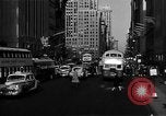 Standbild voll Fifth Avenue New York New York City USA, 1946, aus Sekunde 19 historischem Filmmaterial Videoclip 65675041739