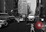 Standbild voll Fifth Avenue New York New York City USA, 1946, aus Sekunde 20 historischem Filmmaterial Videoclip 65675041739