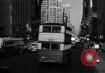 Standbild voll Fifth Avenue New York New York City USA, 1946, aus Sekunde 25 historischem Filmmaterial Videoclip 65675041739