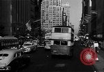 Standbild voll Fifth Avenue New York New York City USA, 1946, aus Sekunde 26 historischem Filmmaterial Videoclip 65675041739