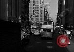Standbild voll Fifth Avenue New York New York City USA, 1946, aus Sekunde 27 historischem Filmmaterial Videoclip 65675041739