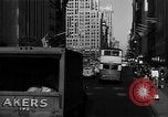 Standbild voll Fifth Avenue New York New York City USA, 1946, aus Sekunde 28 historischem Filmmaterial Videoclip 65675041739