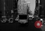 Standbild voll Fifth Avenue New York New York City USA, 1946, aus Sekunde 30 historischem Filmmaterial Videoclip 65675041739