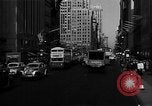 Standbild voll Fifth Avenue New York New York City USA, 1946, aus Sekunde 33 historischem Filmmaterial Videoclip 65675041739