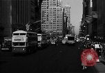 Standbild voll Fifth Avenue New York New York City USA, 1946, aus Sekunde 37 historischem Filmmaterial Videoclip 65675041739
