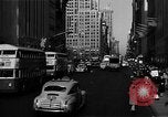 Standbild voll Fifth Avenue New York New York City USA, 1946, aus Sekunde 39 historischem Filmmaterial Videoclip 65675041739