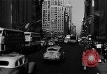 Standbild voll Fifth Avenue New York New York City USA, 1946, aus Sekunde 40 historischem Filmmaterial Videoclip 65675041739