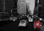 Standbild voll Fifth Avenue New York New York City USA, 1946, aus Sekunde 46 historischem Filmmaterial Videoclip 65675041739