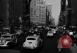 Standbild voll Fifth Avenue New York New York City USA, 1946, aus Sekunde 50 historischem Filmmaterial Videoclip 65675041739