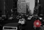 Standbild voll Fifth Avenue New York New York City USA, 1946, aus Sekunde 51 historischem Filmmaterial Videoclip 65675041739