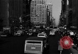 Standbild voll Fifth Avenue New York New York City USA, 1946, aus Sekunde 52 historischem Filmmaterial Videoclip 65675041739
